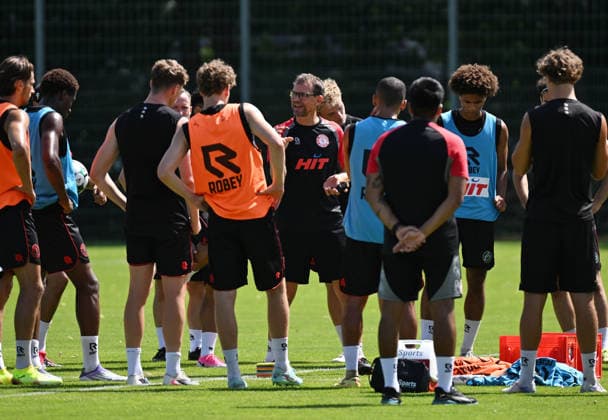 29.06.2026, xophax, Fussball , 3.Liga, Saison 2026 2027. Fortuna Köln , Trainingsauftakt für die neue Saison in der dritten Liga. Trainer Matthias Mink , mitte ( SC Fortuna Köln ) mit der Mannschaft Koeln *** June 29, 2026, xophax, Soccer, 3rd Division, 2026–2027 Season, Fortuna Köln, Start of training for the new season in the 3rd Division; Coach Matthias Mink, center, SC Fortuna Köln with the team, Cologne