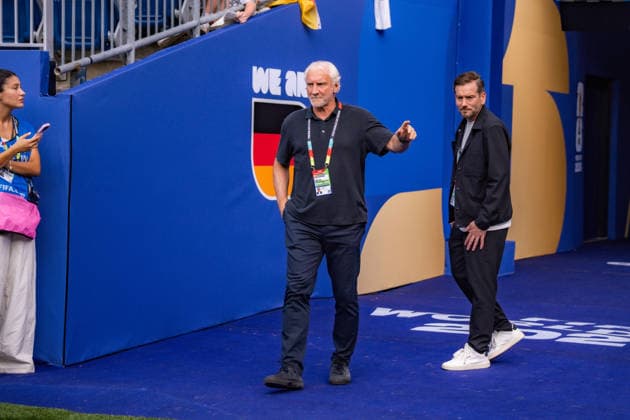 FIFA Fussball Weltmeisterschaft 2026, Sechszehntelfinale, Deutschland vs. Paraguay, 29.06.2026, Boston Stadium Rudi Völler schreibt Autogramme *** 2026 FIFA World Cup, Round of 32, Germany vs. Paraguay, June 29, 2026, Boston Stadium: Rudi Völler signs autographs Copyright: xBahhoxKarax
