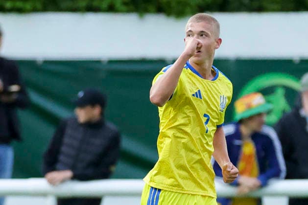 Dmytro Bohdanov (Ukraine) bejubelt seinen Treffer zum 1:1, UEFA European Under-19 Championship 2026 Group B, Croatia v Ukraine, Bangor City Stadium am 29. June 2026 in Bangor, Vereinigtes Königreich. (Foto von Marco Steinbrenner DeFodi Images) Dmytro Bohdanov (Ukraine) celebrates after scoring his teams first goal, UEFA European Under-19 Championship 2026 Group B, Croatia v Ukraine, Bangor City Stadium, June 29, 2026 in Bangor, United Kingdom. (Photo by Marco Steinbrenner DeFodi Images) - *** Dmytro Bohdanov of Ukraine celebrates his goal to make it 1–1, 2026 UEFA European Under-19 Championship, Group B, Croatia vs. Ukraine, Bangor City Stadium on June 29, 2026, in Bangor, United Kingdom. Photo by Marco Steinbrenner, DeFodi Images. Dmytro Bohdanov of Ukraine celebrates after scoring his team’s first goal, UEFA European Under-19 Championship 2026, Group B, Croatia vs. Ukraine, Bangor City Stadium, June 29, 2026, in Bangor, United Kingdom. Photo by Marco Steinbrenner, DeFodi Images