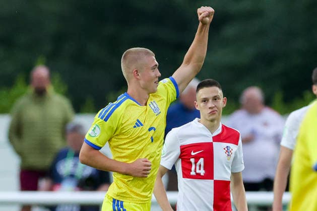 Dmytro Bohdanov (Ukraine) bejubelt seinen Treffer zum 1:1, UEFA European Under-19 Championship 2026 Group B, Croatia v Ukraine, Bangor City Stadium am 29. June 2026 in Bangor, Vereinigtes Königreich. (Foto von Marco Steinbrenner DeFodi Images) Dmytro Bohdanov (Ukraine) celebrates after scoring his teams first goal, UEFA European Under-19 Championship 2026 Group B, Croatia v Ukraine, Bangor City Stadium, June 29, 2026 in Bangor, United Kingdom. (Photo by Marco Steinbrenner DeFodi Images) - *** Dmytro Bohdanov of Ukraine celebrates his goal to make it 1–1, 2026 UEFA European Under-19 Championship, Group B, Croatia vs. Ukraine, Bangor City Stadium on June 29, 2026, in Bangor, United Kingdom. Photo by Marco Steinbrenner, DeFodi Images. Dmytro Bohdanov of Ukraine celebrates after scoring his team’s first goal, UEFA European Under-19 Championship 2026, Group B, Croatia vs. Ukraine, Bangor City Stadium, June 29, 2026, in Bangor, United Kingdom. Photo by Marco Steinbrenner, DeFodi Images