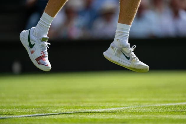 Tennis - Wimbledon Championship 2026 - Day 1 LONDON, ENGLAND - Monday, June 29, 2026: Blood on the right foot of Jannik Sinner (ITA) during the Gentlemen s Singles First Round on Day One of The Championships Wimbledon 2026 at the All England Lawn Tennis and Croquet Club. (Photo by Kirsten Holst Propaganda) LONDON All England Lawn Tennis and Croquet Club GREATER LONDON ENGLAND  Copyright: xKirstenxHolstx 2026-06-29-059-Wimbledon_D1