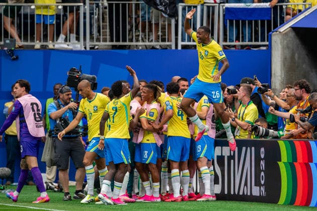 June 29, 2026: Brazil forward Gabriel Martinelli (22) celebrates his goal with teammates during a FIFA World Cup, WM, Weltmeisterschaft, Fussball Round of 32 match between Brazil and Japan in Houston, TX. .. CSM USA - ZUMAc04_ 20260629_faf_c04_030 Copyright: xTraskxSmithx