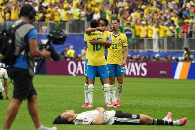Brazilian players celebrate at the end of a Round of 32 match at the 2026 FIFA World Cup, WM, Weltmeisterschaft, Fussball between Brazil and Japan at NRG Stadium in Houston, United States, 29 June 2026. FIFA World Cup 2026 - Round of 32 - Brazil vs Japan !ACHTUNG: NUR REDAKTIONELLE NUTZUNG!  Copyright: xKennethxFernándezx AME5787 20260629-55020748576_1