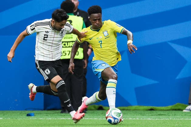 Vinicius Junior of Brazil (R) runs with the ball under pressure from Yukinari Sugawara of Japan (L) during a FIFA Men’s World Cup 2026 round of 32 football match between Brazil and Japan at Houston Stadium, in Houston on June 29th 2026 (Photo by Leo Barrilari SPP)  Copyright: xLeoxBarrilari SPPx Sportspressphoto_SPR180246