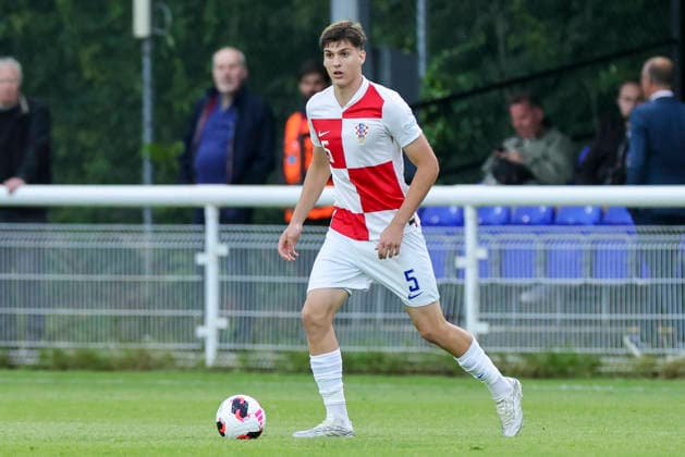 Ljubo Puljic (Croatia) kontrolliert den Ball, UEFA European Under-19 Championship 2026 Group B, Croatia v Ukraine, Bangor City Stadium am 29. June 2026 in Bangor, Vereinigtes Königreich. (Foto von Marco Steinbrenner DeFodi Images) Ljubo Puljic (Croatia) controls the ball, UEFA European Under-19 Championship 2026 Group B, Croatia v Ukraine, Bangor City Stadium, June 29, 2026 in Bangor, United Kingdom. (Photo by Marco Steinbrenner DeFodi Images) - *** Ljubo Puljic of Croatia controls the ball, 2026 UEFA European Under-19 Championship Group B, Croatia vs. Ukraine, Bangor City Stadium on June 29, 2026, in Bangor, United Kingdom. Photo by Marco Steinbrenner, DeFodi Images. Ljubo Puljic of Croatia controls the ball, UEFA European Under-19 Championship 2026, Group B, Croatia vs. Ukraine, Bangor City Stadium, June 29, 2026, in Bangor, United Kingdom. Photo by Marco Steinbrenner, DeFodi Images