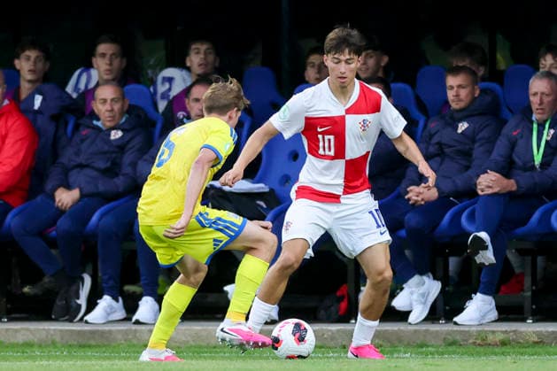 Oleksandr Soroka (Ukraine) und Patrice Covic (Croatia) kaempfen um den Ball, UEFA European Under-19 Championship 2026 Group B, Croatia v Ukraine, Bangor City Stadium am 29. June 2026 in Bangor, Vereinigtes Königreich. (Foto von Marco Steinbrenner DeFodi Images) Oleksandr Soroka (Ukraine) und Patrice Covic (Croatia) battle for the ball, UEFA European Under-19 Championship 2026 Group B, Croatia v Ukraine, Bangor City Stadium, June 29, 2026 in Bangor, United Kingdom. (Photo by Marco Steinbrenner DeFodi Images) - *** Oleksandr Soroka (Ukraine) and Patrice Covic (Croatia) battle for the ball, 2026 UEFA European Under-19 Championship Group B, Croatia vs. Ukraine, Bangor City Stadium on June 29, 2026, in Bangor, United Kingdom. Photo by Marco Steinbrenner, DeFodi Images. Oleksandr Soroka of Ukraine and Patrice Covic of Croatia battle for the ball, 2026 UEFA European Under-19 Championship Group B, Croatia vs. Ukraine, Bangor City Stadium, June 29, 2026, in Bangor, United Kingdom. Photo by Marco Steinbrenner, DeFodi Images
