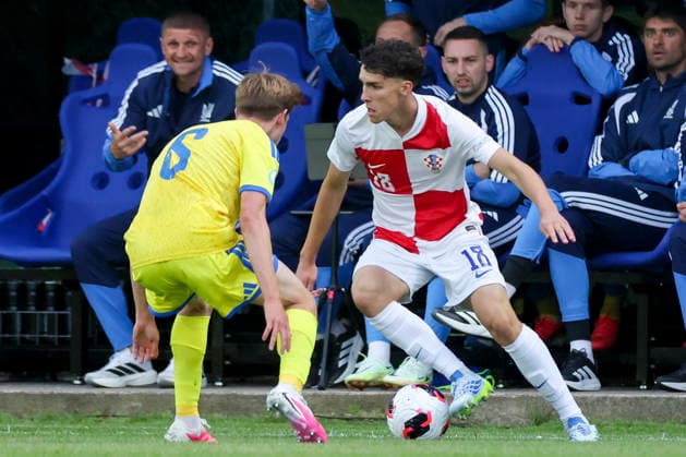 Oleksandr Soroka (Ukraine) und Pavle Smiljanic (Croatia) kaempfen um den Ball, UEFA European Under-19 Championship 2026 Group B, Croatia v Ukraine, Bangor City Stadium am 29. June 2026 in Bangor, Vereinigtes Königreich. (Foto von Marco Steinbrenner DeFodi Images) Oleksandr Soroka (Ukraine) und Pavle Smiljanic (Croatia) battle for the ball, UEFA European Under-19 Championship 2026 Group B, Croatia v Ukraine, Bangor City Stadium, June 29, 2026 in Bangor, United Kingdom. (Photo by Marco Steinbrenner DeFodi Images) - *** Oleksandr Soroka (Ukraine) and Pavle Smiljanic (Croatia) battle for the ball, 2026 UEFA European Under-19 Championship, Group B, Croatia vs. Ukraine, Bangor City Stadium on June 29, 2026, in Bangor, United Kingdom. Photo by Marco Steinbrenner, DeFodi Images. Oleksandr Soroka of Ukraine and Pavle Smiljanic of Croatia battle for the ball, 2026 UEFA European Under-19 Championship Group B, Croatia vs. Ukraine, Bangor City Stadium, June 29, 2026, in Bangor, United Kingdom. Photo by Marco Steinbrenner, DeFodi Images