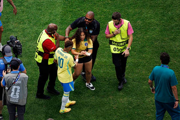 Neymar Junior JR seen with pitch invader during FIFA World Cup, WM, Weltmeisterschaft, Fussball 2026 Round of 32 game between national teams of Brazil and Japan (Grzegorz Wajda Ball Raw Images) Houston Houston Stadium USA Copyright: xGrzegorzxWajdax grzegorzwajda_brazil_japan_2526_6-16
