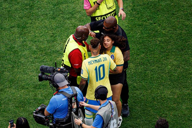 Neymar Junior JR seen with pitch invader during FIFA World Cup, WM, Weltmeisterschaft, Fussball 2026 Round of 32 game between national teams of Brazil and Japan (Grzegorz Wajda Ball Raw Images) Houston Houston Stadium USA Copyright: xGrzegorzxWajdax grzegorzwajda_brazil_japan_2526_6-14