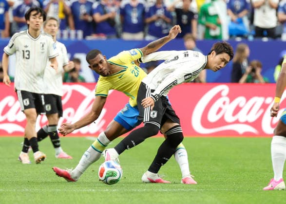 HOUSTON, TX - JUNE 29: (left to right) Rayan 26 of Brazil tries to take the ball from Daichi Kamada 15 of Japan in the second half during the FIFA World Cup, WM, Weltmeisterschaft, Fussball 2026 Round of 32 match between Brazil and Japan on June 29, 2026 at Houston Stadium in Houston, Texas. (Photo by Leslie Plaza Johnson Icon Sportswire) SOCCER: JUN 29 FIFA World Cup 26 Round of 32 - Brazil v Japan EDITORIAL USE ONLY Icon260629049