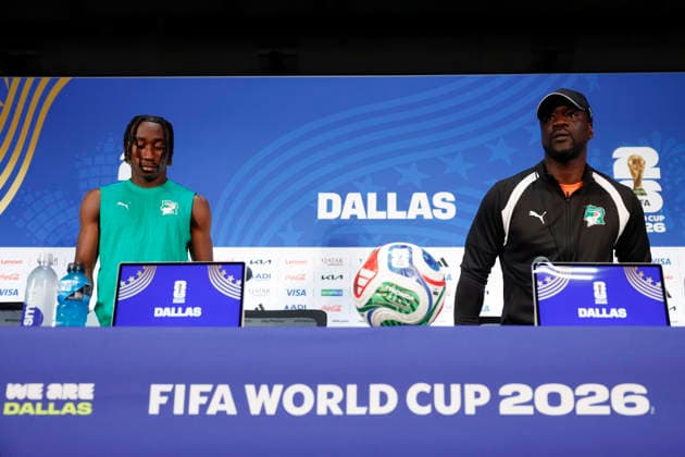Ivory Coast head coach Emerse Fae (R) and player Yan Diomande (L) attend a press conference, PK, Pressekonferenz in Dallas, USA, 29 June 2026. Ivory Coast national team, Nationalteam Press Conference !ACHTUNG: NUR REDAKTIONELLE NUTZUNG!  Copyright: xMariscalx AMDEP7707 20260629-55020748704_1