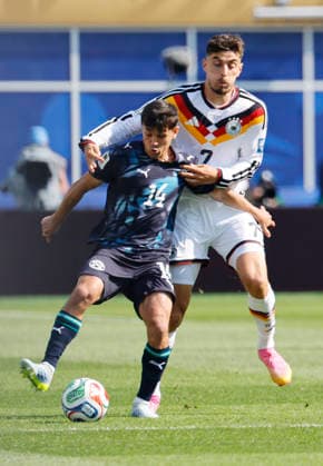 Paraguay s Andres Cubas (14) is challenged by Germany s Kai Havertz in the first half of a FIFA World Cup, WM, Weltmeisterschaft, Fussball match at Boston Stadium in Boston on Monday, June 29, 2026.  BOS20260629806 CJxGUNTHER
