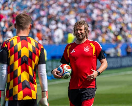 29.06.2026, Fussball Weltmeisterschaft 2026 in den USA, Sechzehntelfinale, Deutschland - Paraguay, im Gillette Stadium (Boston (Foxborough)), Torwarttrainer Stefan Wessels (Deutschland) beim Aufwärmen ***FIFA regulations prohibit any use of photographs as image sequences and or quasi-video. EDITORIAL USE ONLY*** *** June 29, 2026, 2026 FIFA World Cup in the U.S., Round of 32, Germany vs. Paraguay, at Gillette Stadium in Boston, Foxborough; Germany’s goalkeeper coach Stefan Wessels during warm-ups ***FIFA regulations prohibit any use of photographs as image sequences and or quasi-video. EDITORIAL USE ONLY***