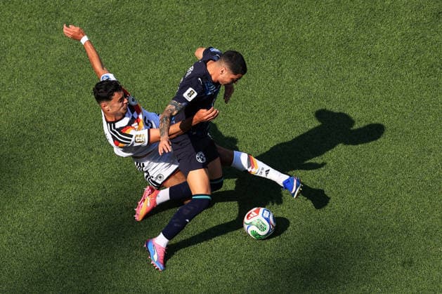 Football - FIFA World Cup, WM, Weltmeisterschaft, Fussball - Round of 32 - Germany v Paraguay 29th June 2026 - FIFA World Cup - Round of 32 - Germany v Paraguay - Aleksandar Pavlovic of Germany and Miguel Almiron of Paraguay - Photo: Simon Stacpoole Offside. Foxborough USA *** Fußball – FIFA-Weltmeisterschaft, Runde der letzten 32: Deutschland gegen Paraguay, 29. Juni 2026 – FIFA-Weltmeisterschaft, Runde der letzten 32: Deutschland gegen Paraguay – Aleksandar Pavlovic (Deutschland) und Miguel Almirón (Paraguay) – Foto: Simon Stacpoole – Abseits – Foxborough, USA  Copyright: xSimonxStacpoolexOffside
