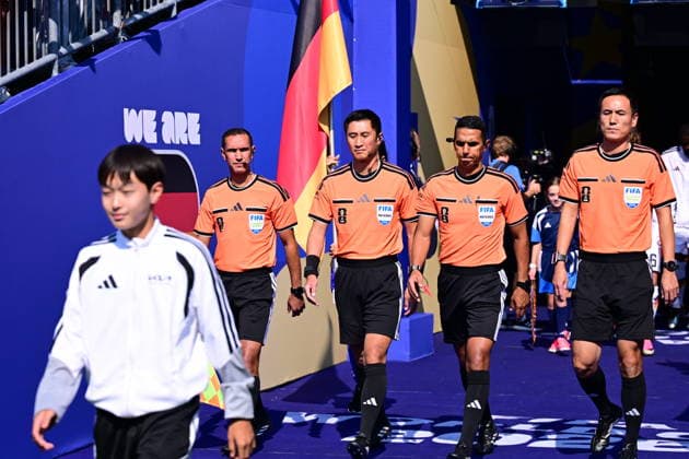 Germany v Paraguay - FIFA World Cup, WM, Weltmeisterschaft, Fussball 2026 - Round of 32 FOXBOROUGH, USA - JUNE 29: Referees take the pitch prior the 2026 FIFA World Cup Round of 32 match between Germany and Paraguay at Boston Stadium (Gillette Stadium) in Foxborough, Massachusetts, United States on June 29, 2026. Abdulhamid Hosbas Anadolu Massachusetts United States. Editorial use only. Please get in touch for any other usage.  Copyright: x2026xAnadoluxAbdulhamidxHosbasx