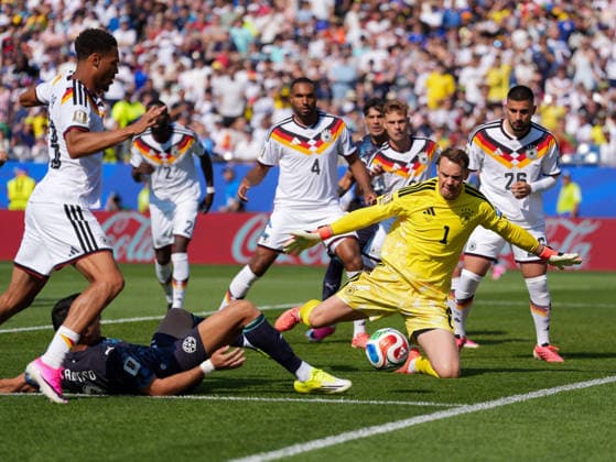 Manuel Neuer (Deutschland, 1) pariert gegen Junior Alonso (Paraguay, 6). USA, FIFA Weltmeisterschaft, Sechzehntelfinale, Deutschland vs Paraguay, Boston, 29.06.2026 FIFA Weltmeisterschaft, Sechzehntelfinale, Deutschland vs Paraguay, Boston, 29.06.2026 Boston *** Manuel Neuer (Germany), 1 save against Junior Alonso (Paraguay), 6 (USA), FIFA World Cup, Round of 32, Germany vs. Paraguay, Boston, June 29, 2026 FIFA World Cup, Round of 32, Germany vs. Paraguay, Boston, June 29, 2026 Boston Copyright: xEibner-Pressefoto ScottxColemanx EP_SCN