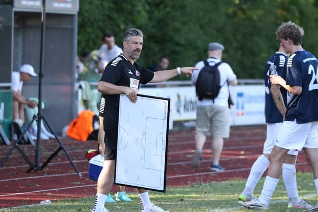 Fussball I Herren I Saison 2026 2027 I Hanse Merkur Cup I Eintracht Norderstedt - PSV Union Neumünster I 29.06.2026 Özden Kocadal (FC Eintracht Norderstedt) mit einer riesen Taktiktafel Kaltenkirchen Sportplatz Marschweg Schleswig-Holstein Deutschland *** Soccer I Men s I 2026–2027 Season I Hanse Merkur Cup I Eintracht Norderstedt vs. PSV Union Neumünster I June 29, 2026 Özden Kocadal FC Eintracht Norderstedt with a huge tactical board at the Kaltenkirchen Sports Field, MarschSchleswig-Holstein, Germany Copyright: xLobeca RalfxHomburgx