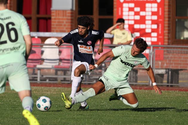 Fussball I Herren I Saison 2026 2027 I Hanse Merkur Cup I Eintracht Norderstedt - PSV Union Neumünster I 29.06.2026 Lucas Camacho de Valdoleiros (17, FC Eintracht Norderstedt) Vitali von der Mehden (29, PSV Neumünster) Kaltenkirchen Sportplatz Marschweg Schleswig-Holstein Deutschland *** Soccer I Men s I 2026–2027 Season I Hanse Merkur Cup I Eintracht Norderstedt vs. PSV Union Neumünster I June 29, 2026 Lucas Camacho de Valdoleiros 17, FC Eintracht Norderstedt Vitali von der Mehden 29, PSV Neumünster Kaltenkirchen Marschweg Sports Field Schleswig-Holstein Germany Copyright: xLobeca RalfxHomburgx