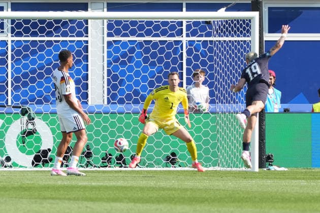 Julio Encisio (Paraguay, 19) erzielt das Tor zum 0:1 gegen Torwart Manuel Neuer (Deutschland Germany) - Boston 29.06.2026: Deutschland vs. Paraguay, Gilette Stadium, World Cup 26 Sechzehntel-Finale *** Julio Encisio of Paraguay, 19, scores the goal to make it 0–1 against goalkeeper Manuel Neuer of Germany. Boston, June 29, 2026. Germany vs. Paraguay, Gilette Stadium, World Cup 26, Round of 32