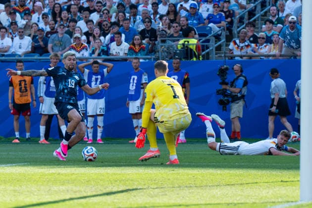 Große Chance für Julio Enciso (Paraguay, 19) nach einem Ballverlust durch Joshua Kimmich (Germany, 6) FIFA World Cup, WM, Weltmeisterschaft, Fussball 2026: Deutschland v Paraguay 29 June 2026, FIFA World Cup 2026: Germany v Paraguay (Round of 32) at Boston Stadium in Foxborough, Massachusetts, USA *** Big chance for Julio Enciso (Paraguay), 19, after Joshua Kimmich (Germany), 6, lost possession. FIFA World Cup 2026: Germany vs. Paraguay, June 29, 2026. FIFA World Cup 2026: Germany vs. Paraguay, Round of 32, at Boston Stadium in Foxborough, Massachusetts, USA Copyright: HMBxMedia xMarcoxBader