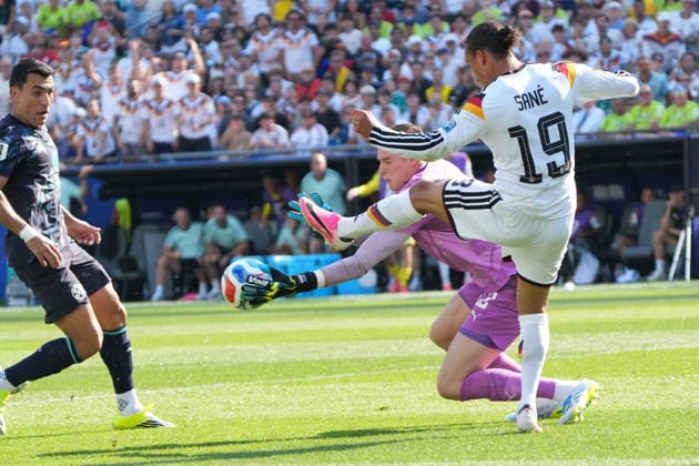 Torwart Goalie Orlando Gill (Paraguay, 12) hält vor Leroy Sane (Deutschland Germany) - Boston 29.06.2026: Deutschland vs. Paraguay, Gilette Stadium, World Cup 26 Sechzehntel-Finale *** Goalie Orlando Gill of Paraguay, No. 12, makes a save against Leroy Sané of Germany, Boston, June 29, 2026. Germany vs. Paraguay, Gilette Stadium, World Cup 26, Round of 32