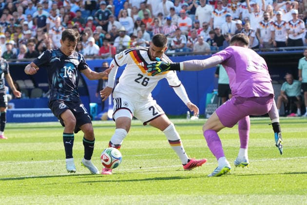 Chance Deniz Undav (Deutschland Germany) gegen Torwart Goalie Orlando Gill (Paraguay, 12), Andres Cubas (Paraguay, 14) - Boston 29.06.2026: Deutschland vs. Paraguay, Gilette Stadium, World Cup 26 Sechzehntel-Finale *** Chance Deniz Undav (Germany) vs. Goalie Orlando Gill (Paraguay), 12, Andres Cubas (Paraguay), 14, Boston, June 29, 2026, Germany vs. Paraguay, Gilette Stadium, World Cup 26, Round of 32