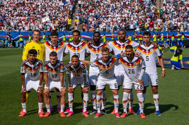 29.06.2026, Fussball Weltmeisterschaft 2026 in den USA, Sechzehntelfinale, Deutschland - Paraguay, im Gillette Stadium (Boston (Foxborough)), Mannschaftsfoto DFB-Elf, hinten v.li.: Torwart Manuel Neuer (Deutschland), Kai Hawertz (Deutschland), Felix Nmecha (Deutschland), Antonio Rüdiger (Deutschland), Jonathan Tah (Deutschland), Alexander Pavlovic (Deutschland). vorne v.li: Nathaniel Brown (Deutschland), Florian Wirtz (Deutschland), Leroy Sane (Deutschland), Joshua Kimmich (Deutschland), Deniz Undav (Deutschland) ***FIFA regulations prohibit any use of photographs as image sequences and or quasi-video. EDITORIAL USE ONLY*** *** June 29, 2026, 2026 FIFA World Cup in the U.S., Round of 32, Germany vs. Paraguay, at Gillette Stadium in Boston, Foxborough, team photo of the German national team (DFB), back row, from left: goalkeeper Manuel Neuer (Germany), Kai Havertz (Germany), Felix Nmecha (Germany), Antonio Rüdiger (Germany), Jonathan Tah (Germany), Alexander Pavlovic (Germany); front row, from left: Nathaniel Brown (Germany), Florian Wirtz (Germany), Leroy Sané (Germany), Joshua Kimmich (Germany), Deniz Undav (Germany) ***FIFA regulations prohibit any use of photographs as image sequences and or quasi-video. EDITORIAL USE ONLY***
