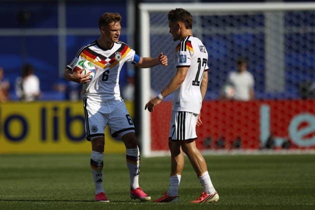 FIFA World Cup, WM, Weltmeisterschaft, Fussball 2026 - Round of 32 - Germany vs Paraguay Joshua Kimmich (L) and Florian Wirtz of Germany talk after conceding the 0-1 goal during the FIFA World Cup 2026 Round of 32 match Germany against Paraguay, in Boston, Massachusetts, USA, 29 June 2026. FOXBOROUGH United States  Copyright: xGREGxCOOPERx