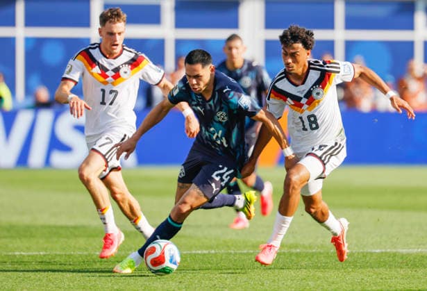 Paraguay s Gustavo Caballero (24) is challenged by Germany s Florian Wirtz and Nathaniel Brown in the second half of a FIFA World Cup, WM, Weltmeisterschaft, Fussball match at Boston Stadium in Boston on Monday, June 29, 2026.  BOS20260629826 CJxGUNTHER