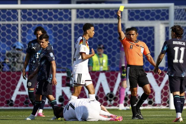 FIFA World Cup, WM, Weltmeisterschaft, Fussball 2026 - Round of 32 - Germany vs Paraguay Referee Jalal Jayed (R) shows a yellow card to Andres Cubas of Paraguay during the FIFA World Cup 2026 Round of 32 match Germany against Paraguay, in Boston, Massachusetts, USA, 29 June 2026. FOXBOROUGH United States  Copyright: xGREGxM.xCOOPERx