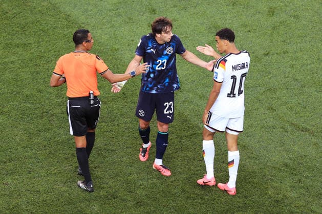 Football - FIFA World Cup, WM, Weltmeisterschaft, Fussball - Round of 32 - Germany v Paraguay 29th June 2026 - FIFA World Cup - Round of 32 - Germany v Paraguay - L-R Match referee Jalal Jayed, Matias Galarza of Paraguay and Jamal Musiala of Germany - Photo: Simon Stacpoole Offside. Foxborough USA *** Fußball – FIFA-Weltmeisterschaft, Runde der letzten 32: Deutschland gegen Paraguay, 29. Juni 2026 – FIFA-Weltmeisterschaft, Runde der letzten 32: Deutschland gegen Paraguay – v. l. n. r.: Schiedsrichter Jalal Jayed, Matias Galarza aus Paraguay und Jamal Musiala aus Deutschland. Foto: Simon Stacpoole – Abseits – Foxborough, USA  Copyright: xSimonxStacpoolexOffside