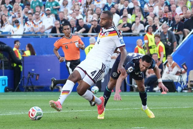 Jonathan Tah (Deutschland Germany) klärt gegen Gustavon Caballero (Paraguay, 24) - Boston 29.06.2026: Deutschland vs. Paraguay, Gilette Stadium, World Cup 26 Sechzehntel-Finale *** Jonathan Tah (Germany) faces off against Gustavon Caballero (Paraguay), June 29, 2026, in Boston. Germany vs. Paraguay, Gilette Stadium, World Cup 26, Round of 32