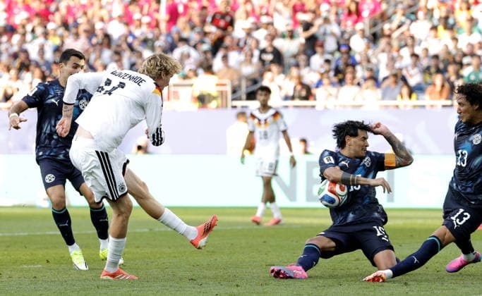 FIFA World Cup, WM, Weltmeisterschaft, Fussball 2026 - Round of 32 - Germany vs Paraguay Nick Woltemade (L) of Germany has a shot blocked during the FIFA World Cup 2026 Round of 32 match Germany against Paraguay, in Boston, USA, 29 June 2026. FOXBOROUGH United States  Copyright: xSHAWNxTHEWx