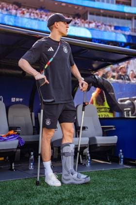 FIFA Fussball Weltmeisterschaft 2026, Sechszehntelfinale, Deutschland vs. Paraguay, 29.06.2026, Boston Stadium Nico Schlotterbeck (Deutschland) auf Krücken *** 2026 FIFA World Cup, Round of 32, Germany vs. Paraguay, June 29, 2026, Boston Stadium: Nico Schlotterbeck of Germany on crutches Copyright: xBahhoxKarax