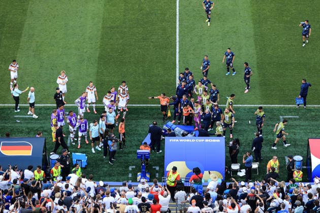 Football - FIFA World Cup, WM, Weltmeisterschaft, Fussball - Round of 32 - Germany v Paraguay 29th June 2026 - FIFA World Cup - Round of 32 - Germany v Paraguay - Both teams crowd Match referee Jalal Jayed as he checks the VAR screen before disallowing a Germany goal - Photo: Simon Stacpoole Offside. Foxborough USA *** Fußball: FIFA-Weltmeisterschaft, Runde der letzten 32: Deutschland gegen Paraguay, 29. Juni 2026 FIFA-Weltmeisterschaft, Runde der letzten 32: Deutschland gegen Paraguay. Die Fans beider Mannschaften umringen Schiedsrichter Jalal Jayed, während dieser den VAR-Bildschirm überprüft, bevor er ein Tor der Deutschen aberkennt. Foto: Simon Stacpoole. Abseits. Foxborough, USA  Copyright: xSimonxStacpoolexOffside