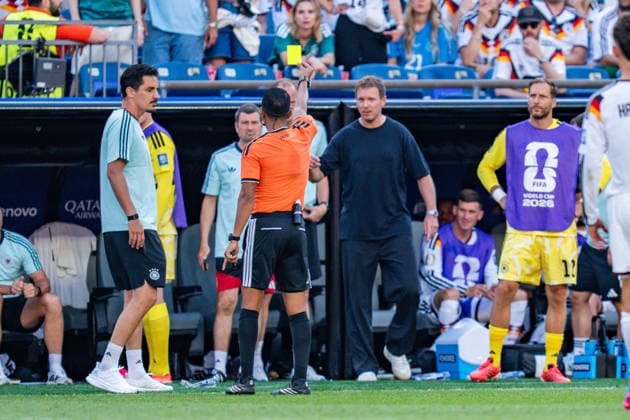 FIFA Fussball Weltmeisterschaft 2026, Sechszehntelfinale, Deutschland vs. Paraguay, 29.06.2026, Boston Stadium Schiedsrichter gelbe Karte Julian Nagelsmann (Deutschland) *** 2026 FIFA World Cup, Round of 32, Germany vs. Paraguay, June 29, 2026, Boston Stadium; Referee: Yellow card for Julian Nagelsmann (Germany) Copyright: xBahhoxKarax