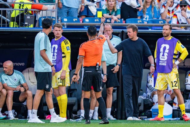 FIFA Fussball Weltmeisterschaft 2026, Sechszehntelfinale, Deutschland vs. Paraguay, 29.06.2026, Boston Stadium Schiedsrichter gelbe Karte Julian Nagelsmann (Deutschland) *** 2026 FIFA World Cup, Round of 32, Germany vs. Paraguay, June 29, 2026, Boston Stadium; Referee: Yellow card for Julian Nagelsmann (Germany) Copyright: xBahhoxKarax