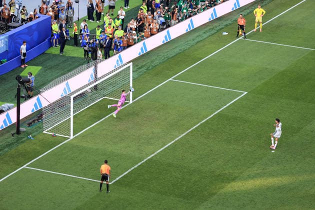 Football - FIFA World Cup, WM, Weltmeisterschaft, Fussball - Round of 32 - Germany v Paraguay 29th June 2026 - FIFA World Cup - Round of 32 - Germany v Paraguay - Paraguay goalkeeper Orlando Gill saves a penalty from Kai Havertz of Germany in the penalty shoot out - Photo: Simon Stacpoole Offside. Foxborough USA *** Fußball – FIFA-Weltmeisterschaft, Runde der letzten 32: Deutschland gegen Paraguay, 29. Juni 2026 – FIFA-Weltmeisterschaft, Runde der letzten 32: Deutschland gegen Paraguay – Paraguays Torhüter Orlando Gill hält im Elfmeterschießen einen Elfmeter von Kai Havertz aus Deutschland. Foto: Simon Stacpoole – Abseits – Foxborough, USA  Copyright: xSimonxStacpoolexOffside