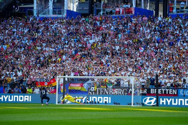 JosÃ Canale of Paraguay shoots and scores his penalty to win it for Paraguay Germany v Paraguay, 2026 FIFA World Cup, WM, Weltmeisterschaft, Fussball Round of 32, Football, Boston Stadium, Foxborough, Massachusetts, USA - 29 Jun 2026Foxborough Boston Stadium Massachusetts (MA) United States of America  Copyright: xJavierxGarcia Shutterstockx 16969211ci