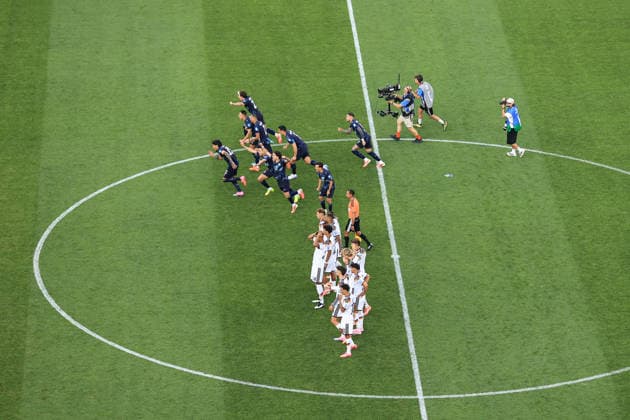 Football - FIFA World Cup, WM, Weltmeisterschaft, Fussball - Round of 32 - Germany v Paraguay 29th June 2026 - FIFA World Cup - Round of 32 - Germany v Paraguay - Paraguay squad celebrate winning the penalty shoot out as Germany react - Photo: Simon Stacpoole Offside. Foxborough USA *** Fußball – FIFA-Weltmeisterschaft, Runde der letzten 32: Deutschland gegen Paraguay, 29. Juni 2026 – FIFA-Weltmeisterschaft, Runde der letzten 32: Deutschland gegen Paraguay – Die paraguayische Mannschaft feiert den Sieg im Elfmeterschießen, während die Deutschen reagieren. Foto: Simon Stacpoole, Offside, Foxborough, USA  Copyright: xSimonxStacpoolexOffside