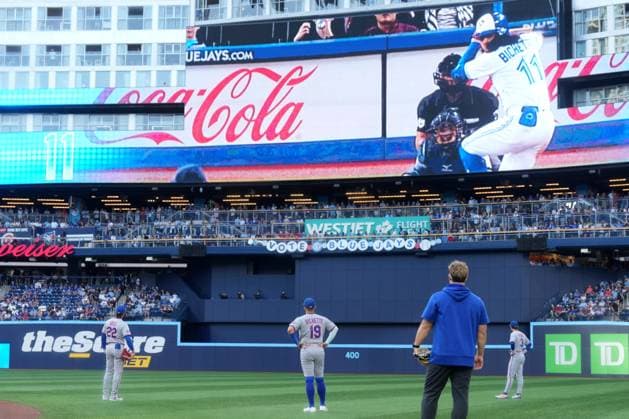 June 29, 2026, Toronto, On, CANADA: New York Mets third baseman Bo Bichette (19) looks on at a tribute video from his time as a Toronto Blue Jay prior to first inning American League MLB, Baseball Herren, USA baseball action between the Toronto Blue Jays and the New York Mets, in Toronto, Monday, June 29, 2026. Canada News - June 29, 2026  - ZUMAc35_ 20260629_zaf_c35_069 Copyright: xNathanxDenettex