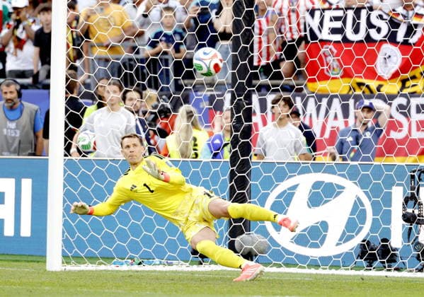 FIFA World Cup, WM, Weltmeisterschaft, Fussball 2026 - Round of 32 - Germany vs Paraguay Goalkeeper Manuel Neuer of Germany is beaten as Paraguay score the winning penalty in the FIFA World Cup 2026 Round of 32 match Germany against Paraguay, in Boston, USA, 29 June 2026. Paraguay beat Germany 4-3 on penalties. FOXBOROUGH United States  Copyright: xSHAWNxTHEWx