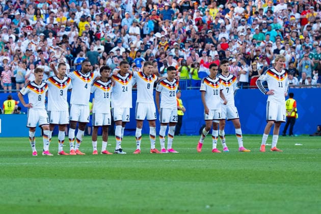 Die Deutsche Mannschaft steht Schulter an Schulter beim Elfmeterschießen FIFA World Cup, WM, Weltmeisterschaft, Fussball 2026: Deutschland v Paraguay 29 June 2026, FIFA World Cup 2026: Germany v Paraguay (Round of 32) at Boston Stadium in Foxborough, Massachusetts, USA *** The German team stands shoulder to shoulder during the penalty shootout in the 2026 FIFA World Cup match between Germany and Paraguay on June 29, 2026, in the Round of 32 at Boston Stadium in Foxborough, Massachusetts, USA Copyright: HMBxMedia xMarcoxBader