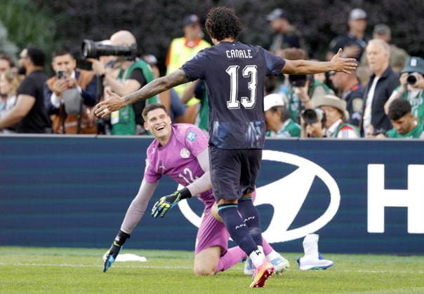 FIFA World Cup, WM, Weltmeisterschaft, Fussball 2026 - Round of 32 - Germany vs Paraguay Goalkeeper Gatito Fernandez of Paraguay celebrates with teammate Jose Canale who scored the winning penalty in the FIFA World Cup 2026 Round of 32 match Germany against Paraguay, in Boston, USA, 29 June 2026. Paraguay beat Germany 4-3 on penalties. FOXBOROUGH United States  Copyright: xSHAWNxTHEWx