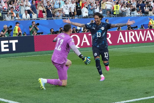 Jose Canale (Paraguay, 13) trifft den entscheidenden Elfmeter und schießt Deutschland aus dem Turnier und jubelt mit Torwart Goalie Orlando Gill (Paraguay, 12) - Boston 29.06.2026: Deutschland vs. Paraguay, Gilette Stadium, World Cup 26 Sechzehntel-Finale *** Jose Canale of Paraguay, 13, scores the decisive penalty kick, knocking Germany out of the tournament, and celebrates with goalkeeper Orlando Gill of Paraguay, 12. Boston, June 29, 2026. Germany vs. Paraguay, Gilette Stadium, World Cup 26, Round of 32