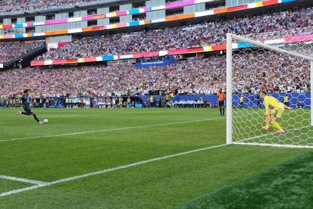 Jose Canale (Paraguay, 13) trifft den entscheidenden Elfmeter und schießt Deutschland aus dem Turnier gegen Torwart Manuel Neuer (Deutschland Germany) - Boston 29.06.2026: Deutschland vs. Paraguay, Gilette Stadium, World Cup 26 Sechzehntel-Finale *** Jose Canale of Paraguay, 13, scores the decisive penalty kick and knocks Germany out of the tournament against goalkeeper Manuel Neuer. Germany, Boston, June 29, 2026. Germany vs. Paraguay, Gilette Stadium, World Cup 26, Round of 32