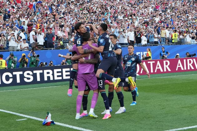 Jose Canale (Paraguay, 13) trifft den entscheidenden Elfmeter und schießt Deutschland aus dem Turnier und jubelt mit Torwart Goalie Orlando Gill (Paraguay, 12) und der Mannschaft - Boston 29.06.2026: Deutschland vs. Paraguay, Gilette Stadium, World Cup 26 Sechzehntel-Finale *** Jose Canale (Paraguay, 13) scores the decisive penalty kick, knocking Germany out of the tournament, and celebrates with goalkeeper Orlando Gill (Paraguay, 12) and the team. Boston, June 29, 2026: Germany vs. Paraguay, Gilette Stadium, World Cup 26, Round of 32