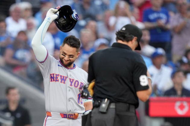 June 29, 2026, Toronto, On, CANADA: New York Mets third baseman Bo Bichette (19) acknowledges the crowd as he steps up for his first at-bat during first inning American League MLB, Baseball Herren, USA baseball action against the Toronto Blue Jays, in Toronto, Monday, June 29, 2026. Canada News - June 29, 2026  - ZUMAc35_ 20260629_zaf_c35_078 Copyright: xNathanxDenettex