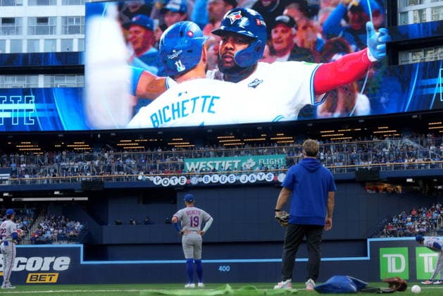 June 29, 2026, Toronto, On, CANADA: New York Mets third baseman Bo Bichette (19) looks on at a tribute video from his time as a Toronto Blue Jay prior to first inning American League MLB, Baseball Herren, USA baseball action between the Toronto Blue Jays and the New York Mets, in Toronto, Monday, June 29, 2026. Canada News - June 29, 2026  - ZUMAc35_ 20260629_zaf_c35_077 Copyright: xNathanxDenettex