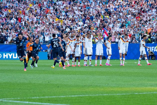 Gustavo Gomez (Paraguay, 15) Andres Cubas (Paraguay, 14) Gustavo Caballero (Paraguay, 24) bejubel den Sieg im Elfmeterschießen, im Hintergrund sieht man die Fassungslose Deutsche Mannschaft FIFA World Cup, WM, Weltmeisterschaft, Fussball 2026: Deutschland v Paraguay 29 June 2026, FIFA World Cup 2026: Germany v Paraguay (Round of 32) at Boston Stadium in Foxborough, Massachusetts, USA *** Gustavo Gomez (Paraguay), 15; Andres Cubas (Paraguay), 14; Gustavo Caballero (Paraguay), 24, celebrate the victory in the penalty shootout; in the background, the stunned German team can be seen. FIFA World Cup 2026: Germany vs. Paraguay, June 29, 2026, FIFA World Cup 2026: Germany vs. Paraguay, Round of 32 at Boston Stadium in Foxborough, Massachusetts, USA Copyright: HMBxMedia xMarcoxBader